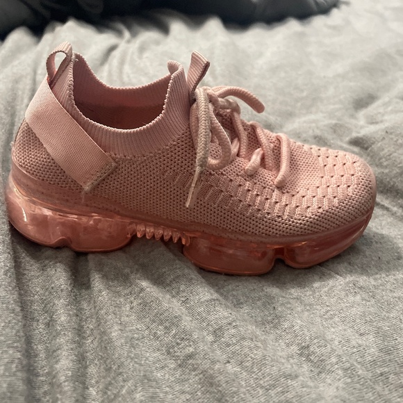 Size 10 toddler sneakers - Picture 1 of 4